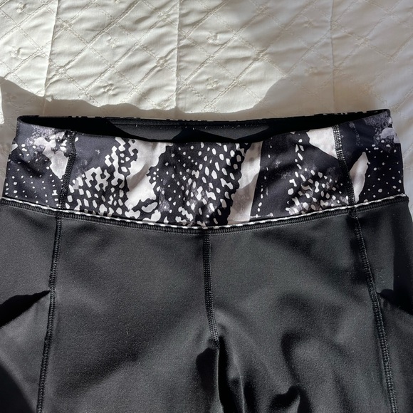 BLACK LULULEMON LEGGINGS - Picture 9 of 16